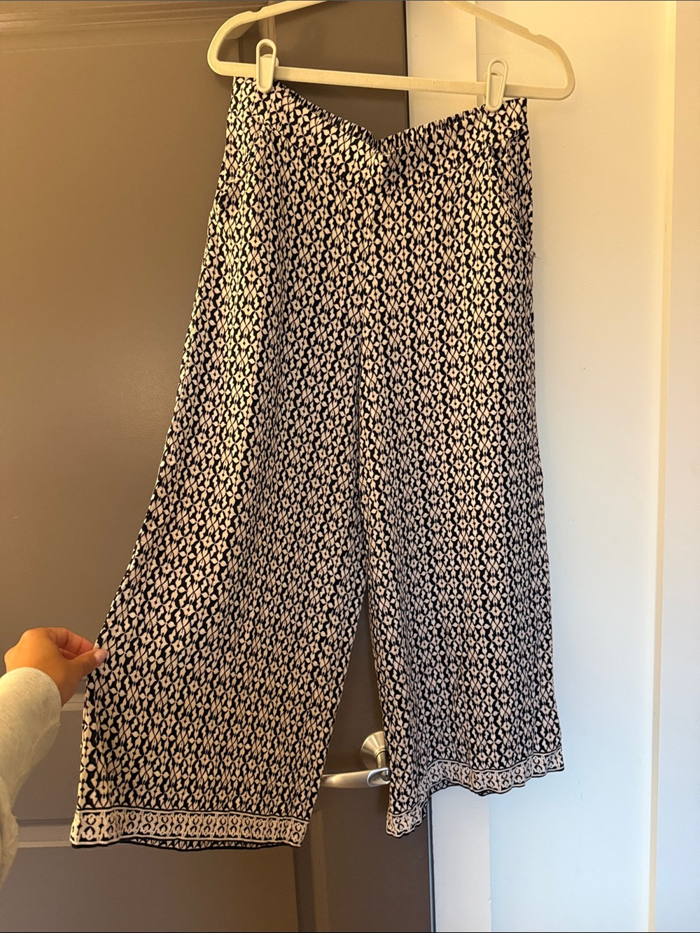 Max Studio Women's Black & White Print Wide Leg Flowy Pants - Picture 3 of 5